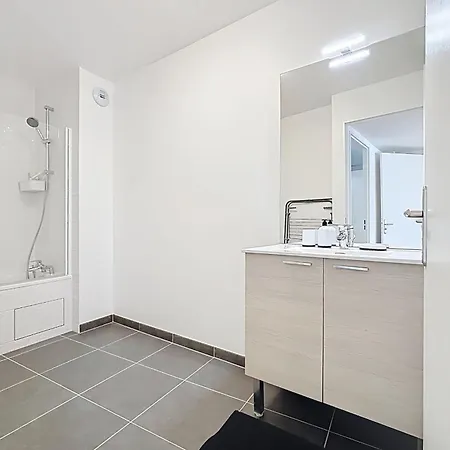 Modern & Spacious With Rooftop