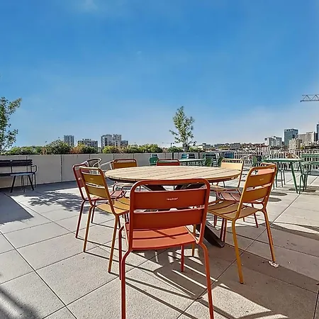 Modern & Spacious With Rooftop