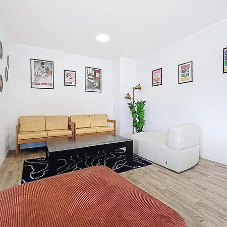 Modern & Spacious With Rooftop 公寓