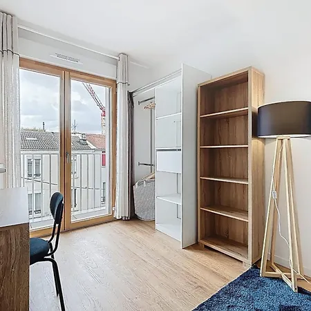 Modern & Spacious With Rooftop 公寓 *